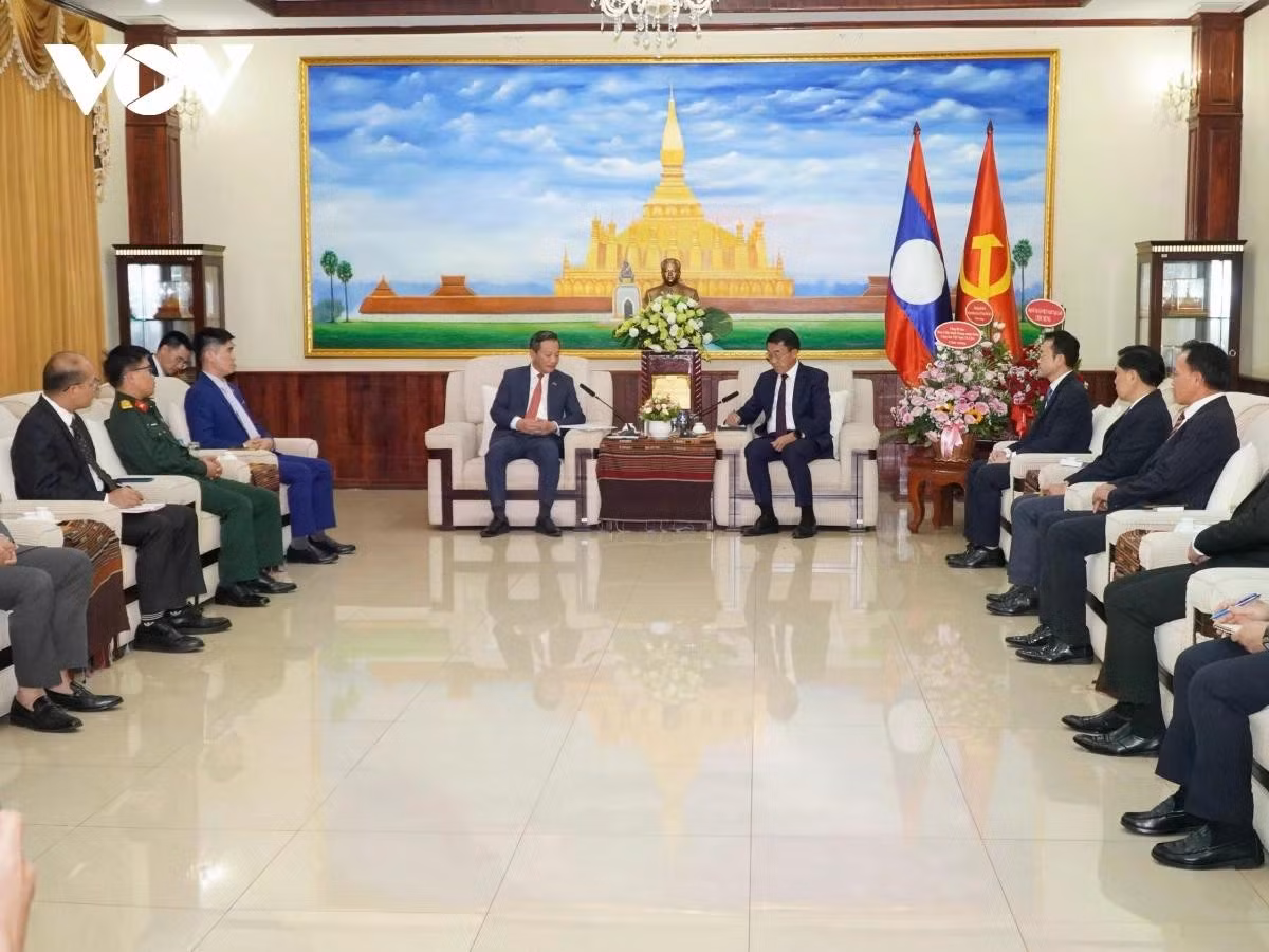 Đoàn cán bộ, nhân viên Đại sứ quán Việt Nam tại Lào và đại diện các cơ quan Việt Nam bên cạnh Đại sứ quán chúc mừng 71 năm Ngày thành lập Đảng NDCM Lào