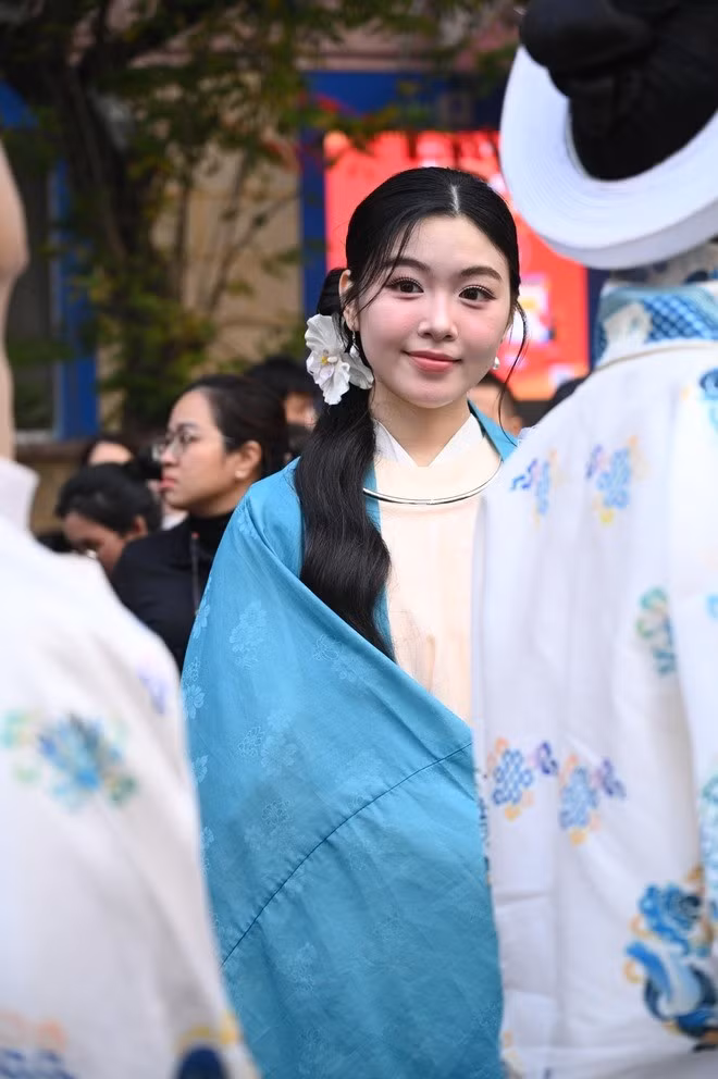 Không cần filter hay photoshop, từng chi tiết đều cho thấy vẻ đẹp mộc mạc nhưng rất cuốn hút của Lọ Lem khi được ghi lại qua cam thường.