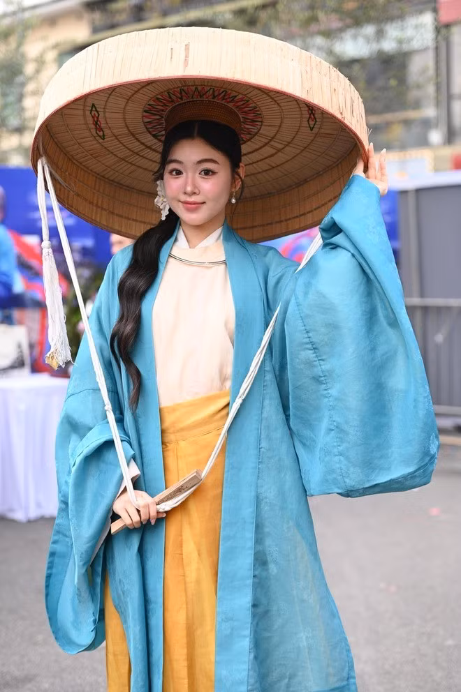 Bộ Việt phục màu xanh ngọc cũng góp phần làm nổi bật làn da sáng, đồng thời tạo sự hài hòa với mái tóc đen.