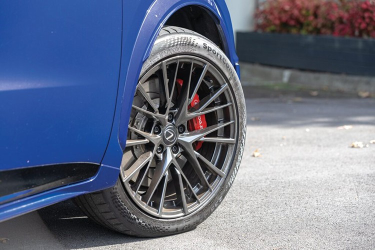 Xe không đi theo phong cách “rally” cực đoan như GR Yaris hay GR Corolla, song vẫn nổi bật nhờ bộ mâm nhôm rèn 19 inch, thân xe gọn gàng và những chi tiết tạo hình mang đậm tinh thần hiệu suất cao.