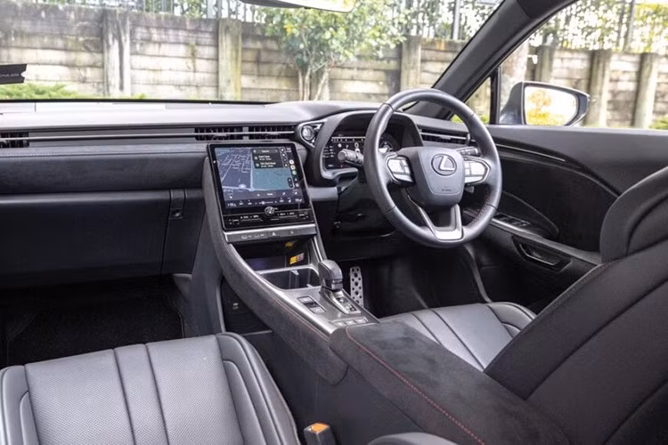 Khoang cabin chính là điểm tạo nên khác biệt rõ rệt giữa LBX Morizo RR và các mẫu GR của Toyota. Nội thất xe mang phong cách hiện đại với màn hình giải trí trung tâm 9,8 inch hỗ trợ Apple CarPlay và Android Auto không dây, cụm đồng hồ kỹ thuật số 12,3 inch, màn hình HUD cùng hệ thống âm thanh Harman Kardon 13 loa.