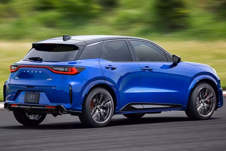 So với phiên bản Lexus LBX thông thường đang bán trên thị trường, phiên bản Morizo RR sở hữu diện mạo thể thao hơn nhưng vẫn giữ sự tiết chế cần thiết của Lexus.