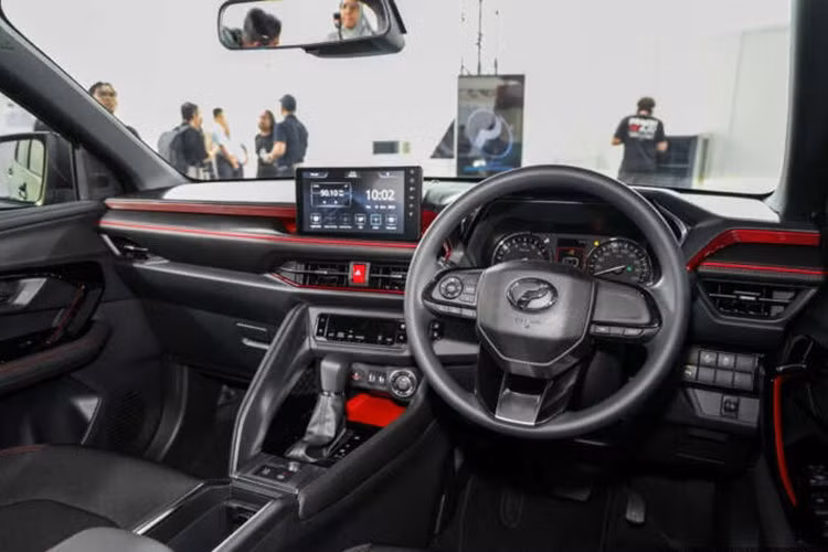 Bước vào khoang nội thất, Perodua Traz hướng đến phong cách trẻ trung, thực dụng. Bảng táp-lô được tạo điểm nhấn bằng các đường viền màu nổi, ghế bọc vải, bố cục đơn giản nhưng dễ sử dụng.