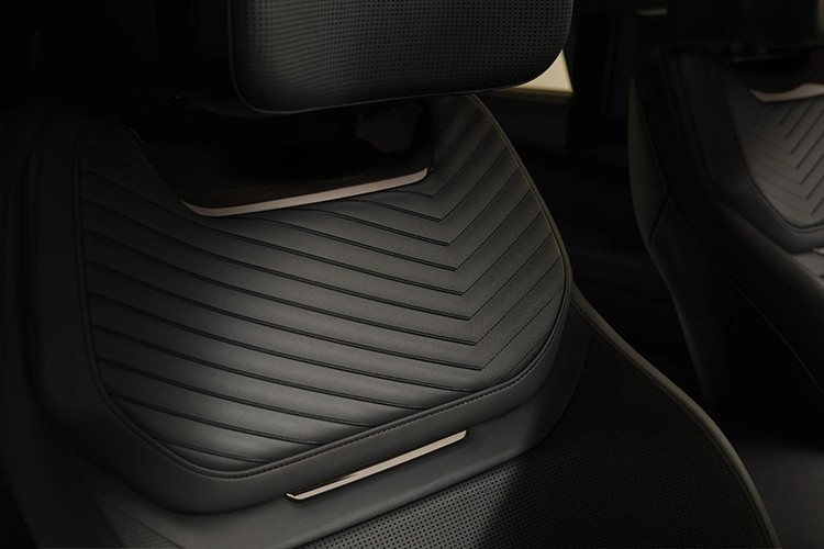 Range Rover SV Black chỉ có duy nhất tùy chọn động cơ V8 Twin Turbo dung tích 4.4L, sản sinh công suất tối đa 615 mã lực và mô-men xoắn cực đại 750 Nm. Kết hợp hộp số tự động 8 cấp và hệ dẫn động 4 bánh toàn thời gian. Khả năng tăng tốc từ 0-100 km/h trong 4,7 giây, tốc độ tối đa 261 km/h.