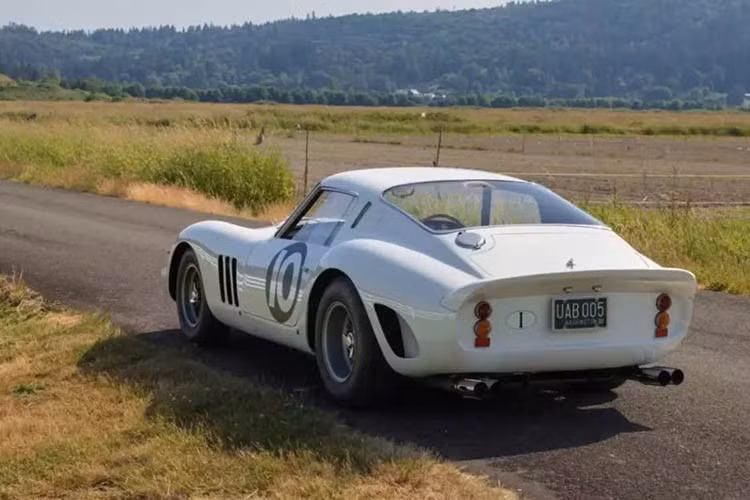 Khung gầm số 3729GT được hoàn thành vào ngày 7/5/1962 và được gửi đến Scaglietti, đơn vị chịu trách nhiệm chế tạo thân xe. Thân xe bằng nhôm được thiết kế bởi Bizzarini và phát triển bởi Ferrari. Hai tháng sau, Giấy chứng nhận xuất xứ và biển số đăng ký Modena số 79396 được cấp.