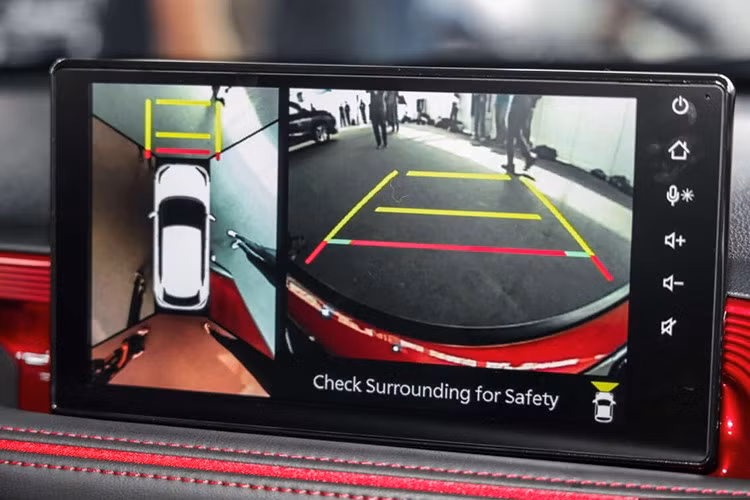 Trung tâm cabin là màn hình giải trí 9 inch hỗ trợ Apple CarPlay và Android Auto, đi kèm cụm đồng hồ analog kết hợp màn hình TFT 4,2 inch hiển thị đa thông tin. Xe cũng được trang bị điều hòa chỉnh điện, cửa gió hàng ghế sau, nhiều cổng sạc USB và hệ thống khởi động nút bấm.