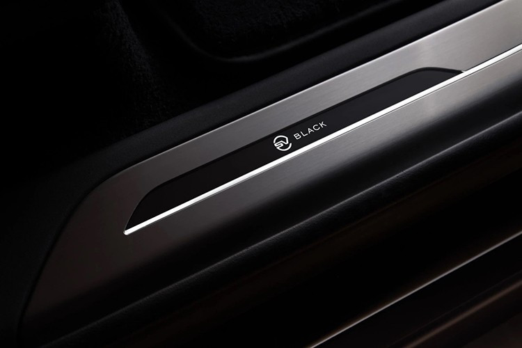 Nội thất của Range Rover SV Black giữ nguyên tông màu đen, điểm nhấn là ốp gỗ Bạch Dương màu đen nhám cùng các chi tiết viền màu Moonlight Chrome. Ghế ngồi bọc da Near-Aniline cao cấp màu đen SV Black Ebony.