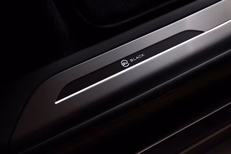 Nội thất của Range Rover SV Black giữ nguyên tông màu đen, điểm nhấn là ốp gỗ Bạch Dương màu đen nhám cùng các chi tiết viền màu Moonlight Chrome. Ghế ngồi bọc da Near-Aniline cao cấp màu đen SV Black Ebony.