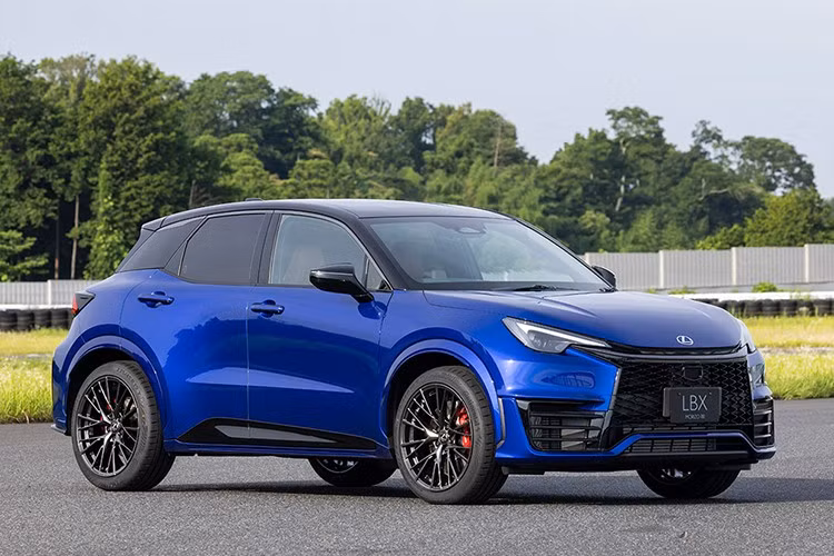 Tại Australia, mẫu SUV hiệu suất cao Lexus LBX Morizo RR 2026 được niêm yết từ 83.863 AUD (tương đương khoảng 1,464 tỷ đồng). Con số này cao hơn đáng kể so với Toyota GR Corolla 2025 hộp số tự động, đổi lại là không gian nội thất cao cấp và trải nghiệm sang trọng đúng chất Lexus.