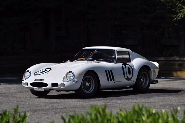 Chiếc Ferrari 250 GTO đắt nhất từng được bán là chiếc mang số khung 4153 GT, được cho là đã thuộc về một người mua bí ẩn với giá 70 triệu đô la vào năm 2018. Xét đến lịch sử đua xe lừng lẫy và việc đây là chiếc 250 GTO màu trắng duy nhất trong số 36 chiếc được sản xuất, nó có thể phá vỡ kỷ lục đó vào tháng Giêng tới khi được đem ra đấu giá với con số có thể trên 100 triệu USD.