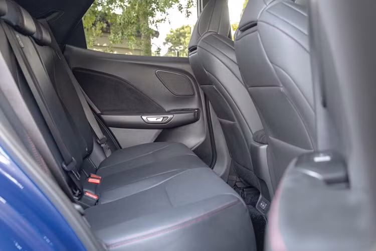 Sức mạnh được truyền tới cả bốn bánh thông qua hộp số tự động 8 cấp và hệ dẫn động GR-Four, mang lại khả năng bám đường và tăng tốc ấn tượng.