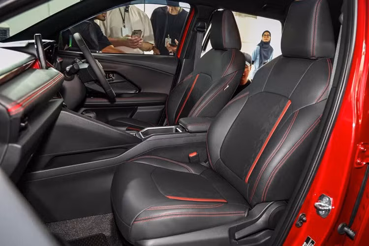 Perodua Traz 2026 sử dụng động cơ xăng 1.5L hút khí tự nhiên, cho công suất tối đa 106 mã lực và mô-men xoắn cực đại 138 Nm. Sức mạnh được truyền tới bánh trước thông qua hộp số D-CVT. Cấu hình này không đặt nặng yếu tố thể thao nhưng phù hợp với nhu cầu di chuyển đô thị và ưu tiên khả năng tiết kiệm nhiên liệu, với mức tiêu hao công bố đạt 21,3 km/lít theo tiêu chuẩn Malaysia.