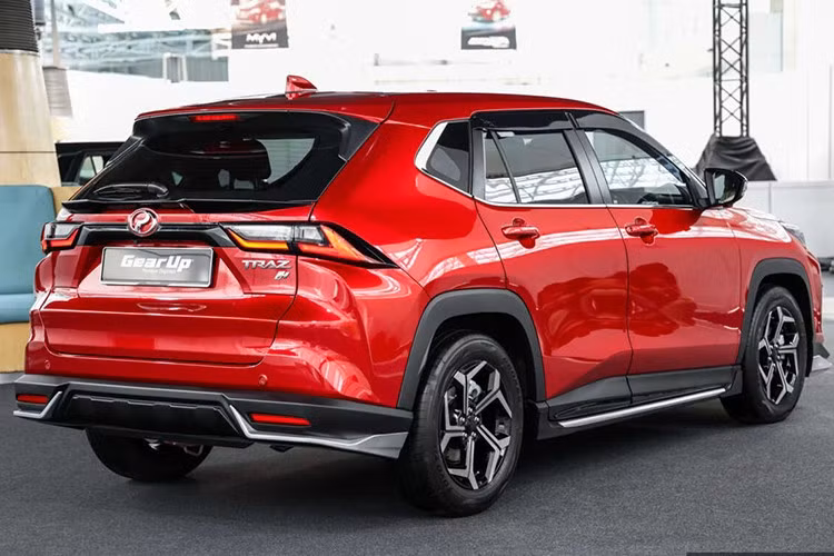 Dù dễ nhận ra xe nhiều nét tương đồng với Toyota Yaris Cross ở dáng xe và bố cục tổng thể, Traz vẫn có những chi tiết riêng để tạo dấu ấn. Phần đầu xe sử dụng lưới tản nhiệt thiết kế khác biệt, cản trước tạo hình trẻ trung hơn. Phía sau, cụm đèn hậu LED nối liền hai bên, cản sau được sơn đồng màu thân xe, mang lại cảm giác liền mạch và gọn gàng.