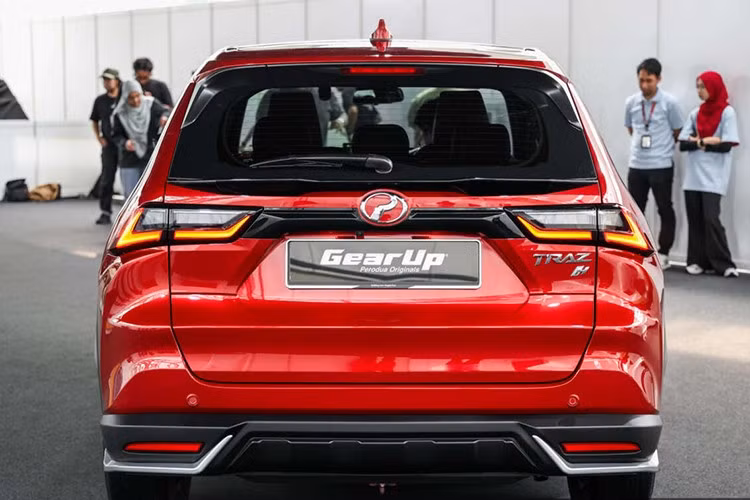 Bản H được bổ sung camera 360 độ và đầu ghi hình, dù vẫn thiếu ga tự động thích ứng - điểm trừ đáng tiếc trong bối cảnh phân khúc ngày càng cạnh tranh. Tại Malaysia, Perodua Traz 2026 được phân phối với ba phiên bản. Bản tiêu chuẩn X có giá 76.100 Ringgit (tương đương khoảng 490,7 triệu đồng).