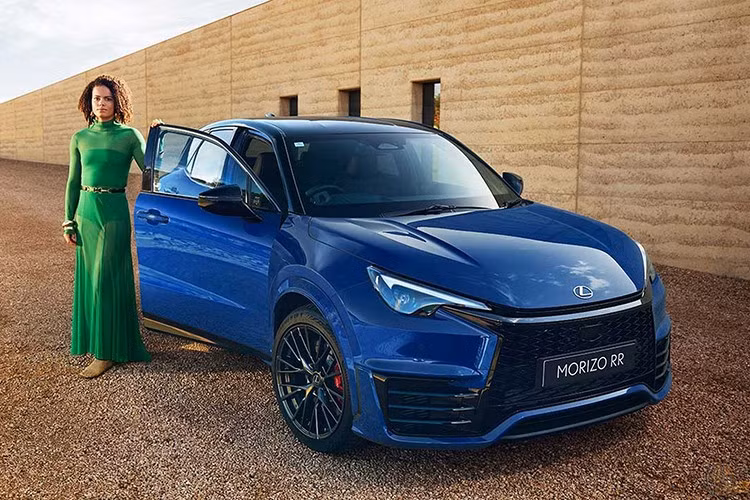 Lexus LBX Morizo RR 2026 mới không đơn thuần là một phiên bản nâng cấp của LBX tiêu chuẩn. Dự án này gắn liền với Chủ tịch Toyota Akio Toyoda, người thường sử dụng biệt danh “Morizo” khi trực tiếp thử nghiệm xe trên đường đua.