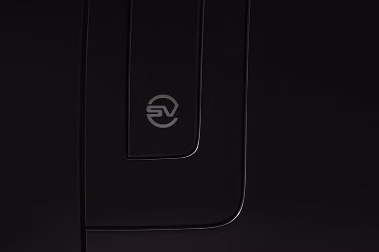 Bộ mâm tiêu chuẩn 10 chấu Style 1077 trên mẫu xe SUV Range Rover SV Black sở hữu kích thước 23 inch được sơn màu đen bóng, ngoài ra có tuỳ chọn mâm kích thước 22 inch Style 9014.