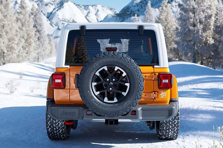 Mẫu xe SUV địa hình Jeep Wrangler Whitecap chỉ phát triển riêng cho bản Sahara và Rubicon. Trước đó vào tháng 11, Jeep đã giới thiệu Wrangler Moab 392 2026 và nay Whitecap mang đến vẻ ngoài mới mẻ, mạnh mẽ cho dòng xe này. “Jeep Wrangler Whitecap không chỉ là một phiên bản đặc biệt, mà còn là một tuyên ngôn mới”, ông Bob Broderdorf - CEO Jeep chia sẻ.