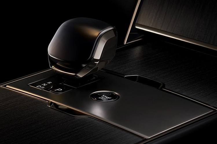 Range Rover phiên bản SV Black trang bị tiêu chuẩn hệ thống treo khí nén Dynamic Response Pro, hệ thống âm thanh Meridian Signature, chức năng kiểm soát hành trình địa hình thích ứng, hương thơm nội thất độc quyền dành riêng cho phiên bản SV Black...