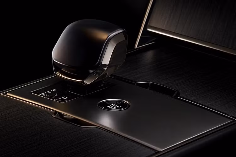 Range Rover phiên bản SV Black trang bị tiêu chuẩn hệ thống treo khí nén Dynamic Response Pro, hệ thống âm thanh Meridian Signature, chức năng kiểm soát hành trình địa hình thích ứng, hương thơm nội thất độc quyền dành riêng cho phiên bản SV Black...