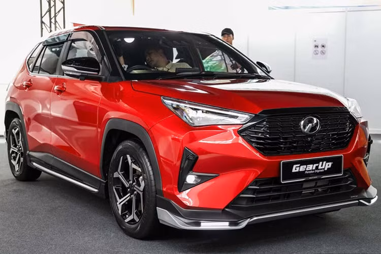 Hãng xe Perodua mới đây đã chính thức giới thiệu Traz 2026 - mẫu SUV hạng B mới nhất của hãng tại thị trường Malaysia. Ngay khi xuất hiện, Perodua Traz 2026 lập tức được xem là đối thủ trực diện, thậm chí là kình địch đáng gờm của Toyota Yaris Cross nhờ mức giá dễ tiếp cận.