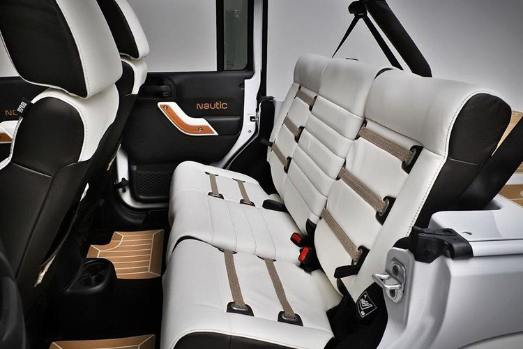 Phần hông của Sahara và Rubicon có thêm decal 1941 màu Bright White và trên Rubicon có thêm decal Bright White trên nắp capo. Tuỳ chọn mái mềm đóng mở điện (Sky One-Touch powertop) với điểm nhấn Bright White.