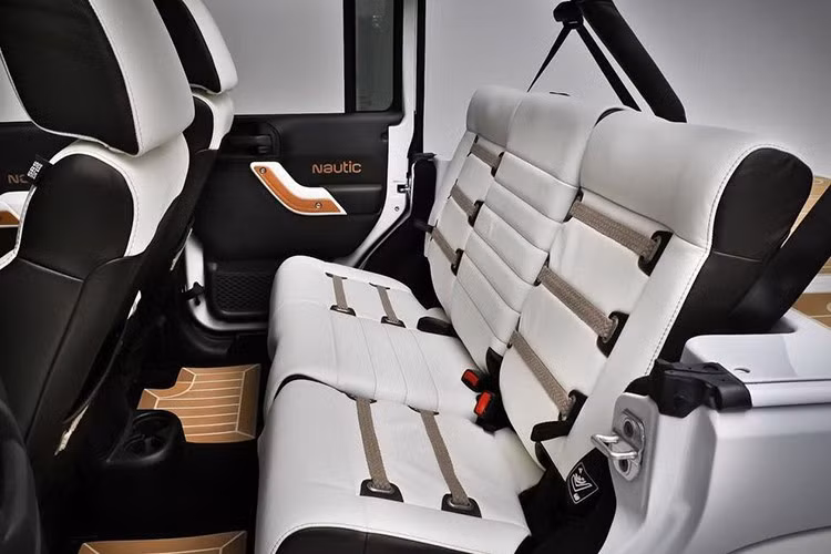 Phần hông của Sahara và Rubicon có thêm decal 1941 màu Bright White và trên Rubicon có thêm decal Bright White trên nắp capo. Tuỳ chọn mái mềm đóng mở điện (Sky One-Touch powertop) với điểm nhấn Bright White.