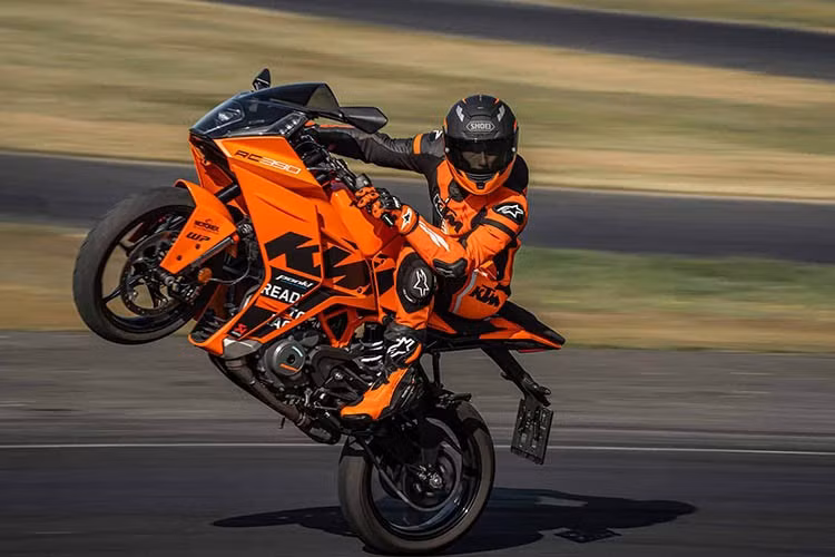 Dựa trên nền tảng máy xi-lanh đôi của CFMoto, mẫu xe này có khả năng sẽ khoả lấp vào vị trí mà RC 390 để lại với động cơ mạnh và trang bị "xịn" hơn, nhằm hợp lý hoá khoản tăng giá mà KTM định đưa ra nếu hãng cập nhật RC 390 lên Euro 5.