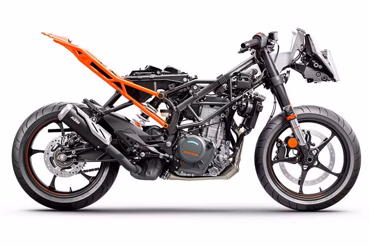 Theo KTM, chi phí nâng cấp động cơ 373cc để đáp ứng tiêu chuẩn khí thải Euro5+ sẽ đẩy giá xe lên cao hơn vào thời điểm nhiều thị trường đang gặp khó khăn. Do đó, RC 390 sẽ biến mất khỏi danh mục sản phẩm tại châu Âu, Anh và các thị trường quốc tế khác, và dự kiến ​​toàn bộ lượng hàng tồn kho của các đại lý sẽ được bán hết trong năm 2026.