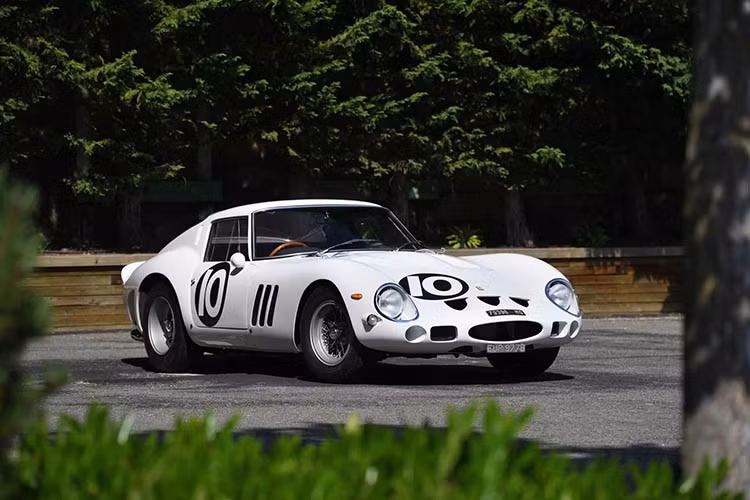Chiếc Ferrari 250 GTO đời 1962 này không chỉ hiếm mà còn là một "kỳ lân" thực sự. Khung gầm số 379GT là chiếc Ferrari 250 GTO duy nhất được sơn màu Bianco Speciale. Chỉ có 8 trong số 36 chiếc được sản xuất là tay lái bên phải, và đây là một trong số rất ít chiếc đáp ứng đầy đủ các tiêu chí về độ hiếm và tính độc đáo.