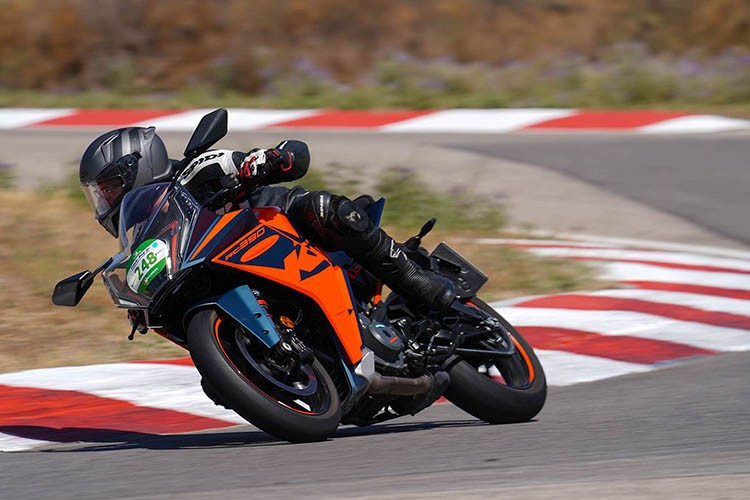 Tiếp theo đó, gần đây đã có sự ra mắt của bốn mẫu xe khác sử dụng động cơ đó, cụ thể là 390 Enduro R , 390 SMC R, và 390 Adventure R và X. Thông tin về việc "khai tử" RC 390 cũng đến cùng lúc khi các thông tin rò rỉ về RC 450 đã xuất hiện từ Trung Quốc.