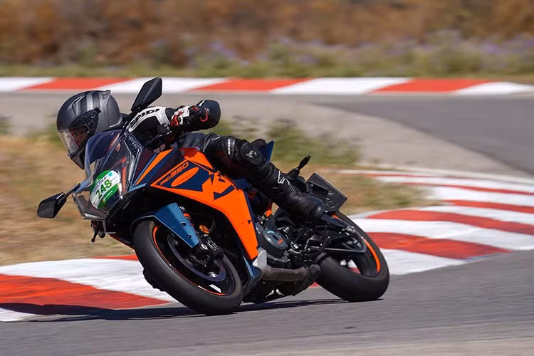 Tiếp theo đó, gần đây đã có sự ra mắt của bốn mẫu xe khác sử dụng động cơ đó, cụ thể là 390 Enduro R , 390 SMC R, và 390 Adventure R và X. Thông tin về việc "khai tử" RC 390 cũng đến cùng lúc khi các thông tin rò rỉ về RC 450 đã xuất hiện từ Trung Quốc.