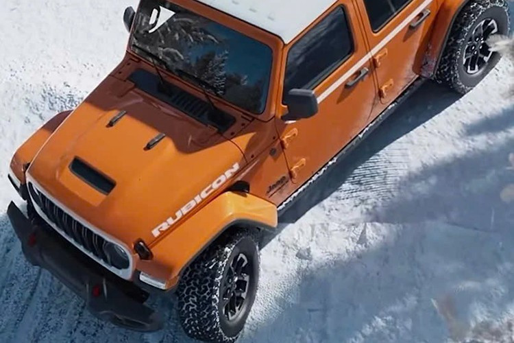 Jeep mở đợt đặt hàng dành cho Wrangler Whitecap 2026 với mức giá gói tuỳ chọn cho các phiên bản như sau: Rubicon X có giá 495 USD (quy đổi 12,9 triệu đồng). Sahara (bao gồm: mái cứng màu thân xe tùy chọn) có giá 2.690 USD (khoảng 70 triệu đồng). Rubicon (bao gồm mái cứng màu thân xe và vè bánh xe màu thân xe tùy chọn) có giá 3.185 USD (khoảng 83 triệu đồng).