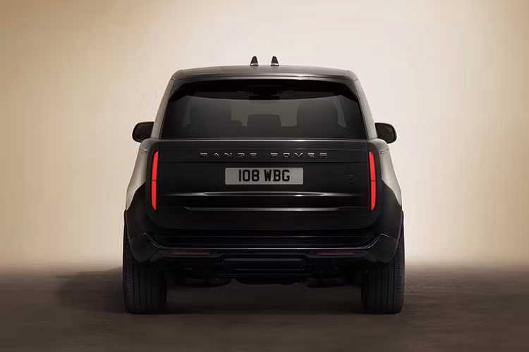 Mẫu xe SUV Range Rover SV Black chính thức ra mắt tại tuần lễ nghệ thuật Design Miami 2025. Xe có giá khởi điểm 238.900 USD (khoảng 6,28 tỷ đồng).