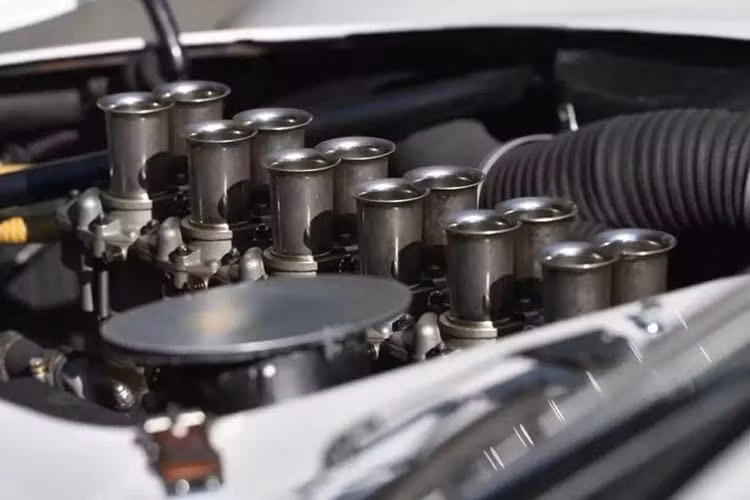 Trong thời gian này, chiếc 250 GTO đã được sơn lại màu Bianco Speciale nguyên bản và được sửa chữa khi cần thiết, nhưng chưa bao giờ được phục chế. Ferrari 250 GTO 1962 được trang bị động cơ V12 Tipo 168/62 Comp 3.0 lít với sáu bộ chế hòa khí Weber 38 DCN, sản sinh công suất 296 mã lực và mô-men xoắn 217 pound-feet (217 Nm). Xe tăng tốc từ 0 đến 60 mph (0 đến 97 km/h) trong khoảng 5,5 giây và đạt tốc độ tối đa 170 mph (274 km/h).