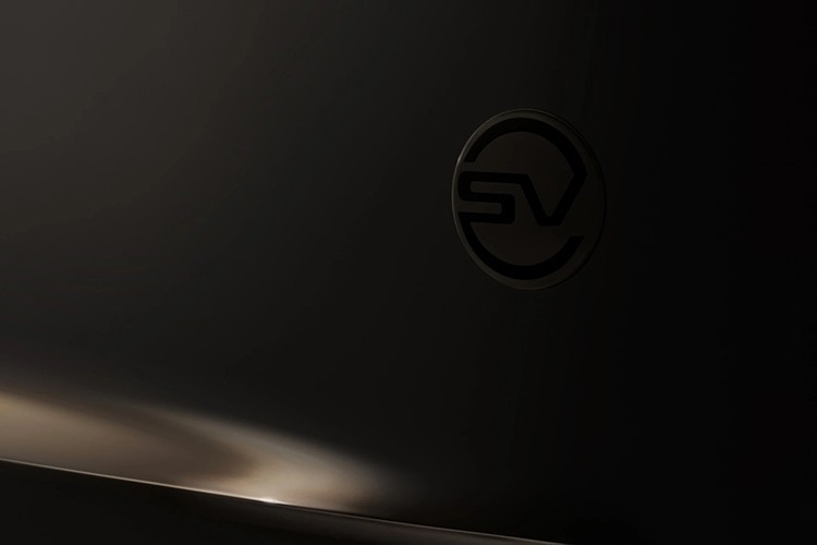 Chủ xe có thể lựa chọn cấu hình 5 ghế dạng tiêu chuẩn hoặc hàng ghế phía sau thương gia SV Signature Suite với bàn làm việc bọc da, ghế khoang hành lý, ốp động cơ bằng sợi carbon, gói hỗ trợ kéo xe...