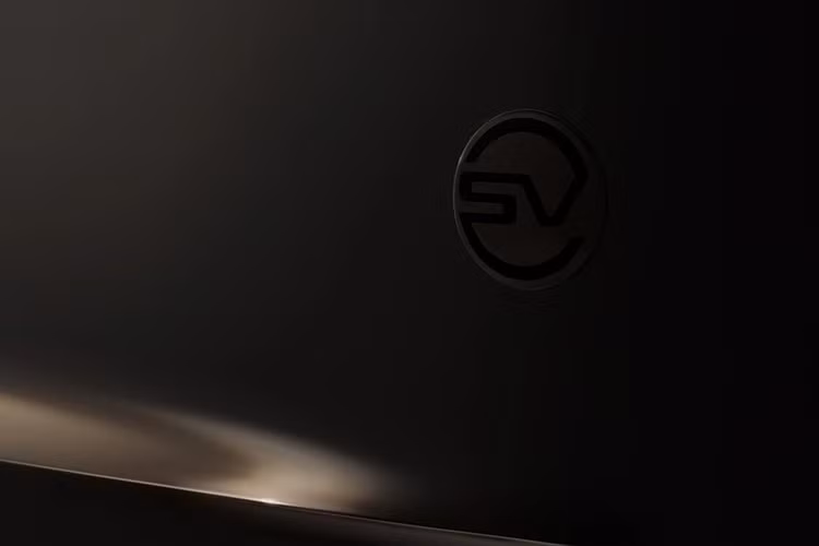 Chủ xe có thể lựa chọn cấu hình 5 ghế dạng tiêu chuẩn hoặc hàng ghế phía sau thương gia SV Signature Suite với bàn làm việc bọc da, ghế khoang hành lý, ốp động cơ bằng sợi carbon, gói hỗ trợ kéo xe...