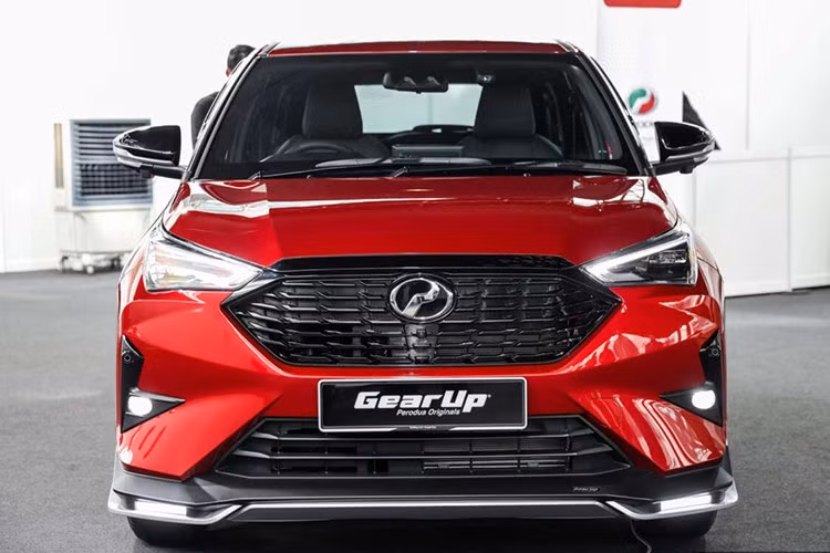 Phiên bản H có giá 81.100 Ringgit (khoảng 522,9 triệu đồng). Cao nhất là bản H hai tông màu, giá 82.000 Ringgit (tương đương gần 529 triệu đồng). Sở hữu thiết kế hiện đại và nhiều trang bị an toàn, Perodua Traz 2026 được xem là đối thủ “khó chịu” của Toyota Yaris Cross tại Đông Nam Á.