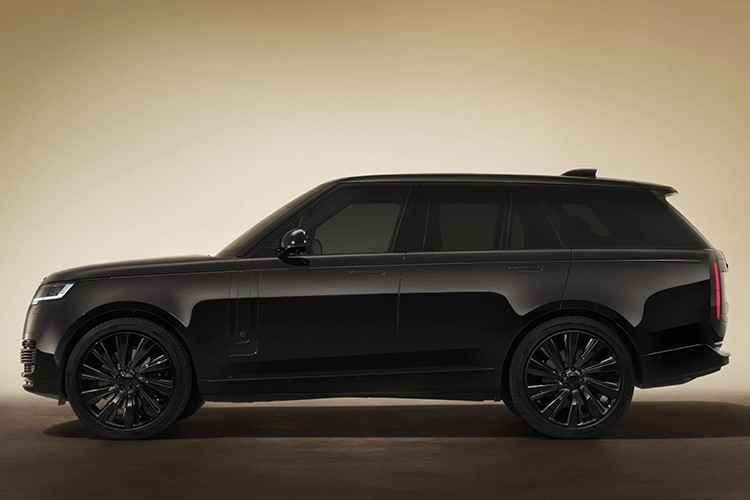 Range Rover SV Black bản đặc biệt cho năm 2026 sẽ chỉ có duy nhất màu sơn ngoại thất đen Narvik Black, đi kèm các chi tiết trang trí sơn màu đen bóng thay vì màu đồng Corinthian Bronze.