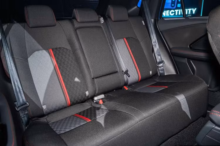 Trang bị an toàn là một điểm cộng lớn của Perodua Traz. Tất cả các phiên bản đều có 6 túi khí và gói hỗ trợ an toàn chủ động ASA với loạt tính năng như phanh khẩn cấp tự động, cảnh báo va chạm, hỗ trợ giữ làn, cảnh báo điểm mù và cảnh báo phương tiện cắt ngang phía sau.