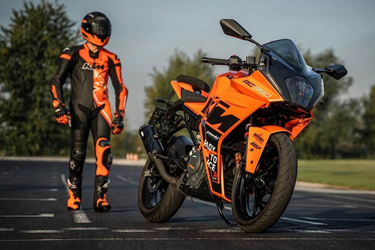 Tuy nhiên việc sản xuất sẽ tiếp tục cho thị trường Ấn Độ, nơi KTM cho biết nhu cầu đối với RC 390 vẫn đủ mạnh để duy trì việc sản xuất mẫu xe này. Hiện tại, Ấn Độ là khu vực duy nhất mà doanh số bán hàng đủ để duy trì hoạt động sản xuất, điều này rất thuận lợi vì đây là nơi đặt trụ sở của công ty mẹ KTM, Bajaj.