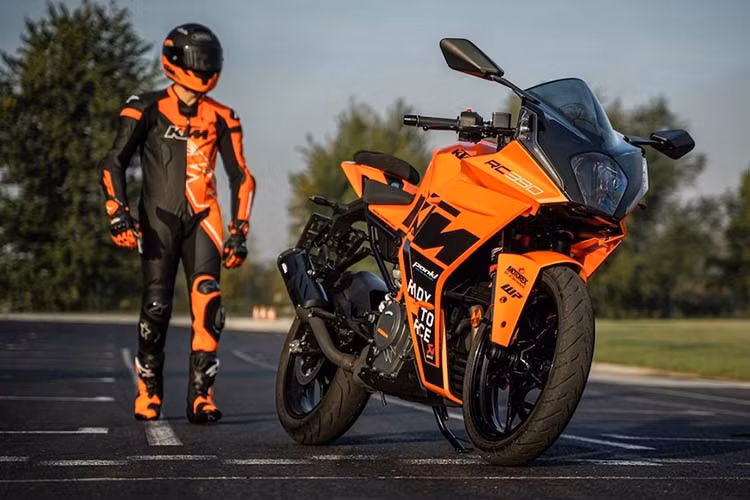 Tuy nhiên việc sản xuất sẽ tiếp tục cho thị trường Ấn Độ, nơi KTM cho biết nhu cầu đối với RC 390 vẫn đủ mạnh để duy trì việc sản xuất mẫu xe này. Hiện tại, Ấn Độ là khu vực duy nhất mà doanh số bán hàng đủ để duy trì hoạt động sản xuất, điều này rất thuận lợi vì đây là nơi đặt trụ sở của công ty mẹ KTM, Bajaj.