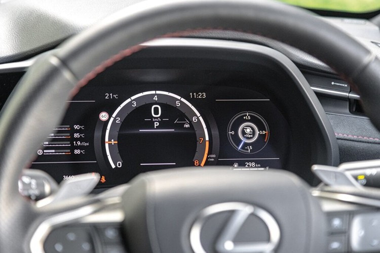 Dù mang hình dáng SUV, LBX Morizo RR vẫn có không gian hàng ghế sau khá hạn chế, phù hợp hơn với hai người lớn phía trước và hai trẻ em phía sau. Bù lại, ghế trước chỉnh điện mang lại khả năng nâng đỡ tốt và mức tiện nghi vượt trội so với ghế chỉnh tay trên nhiều mẫu xe hiệu suất cao khác.