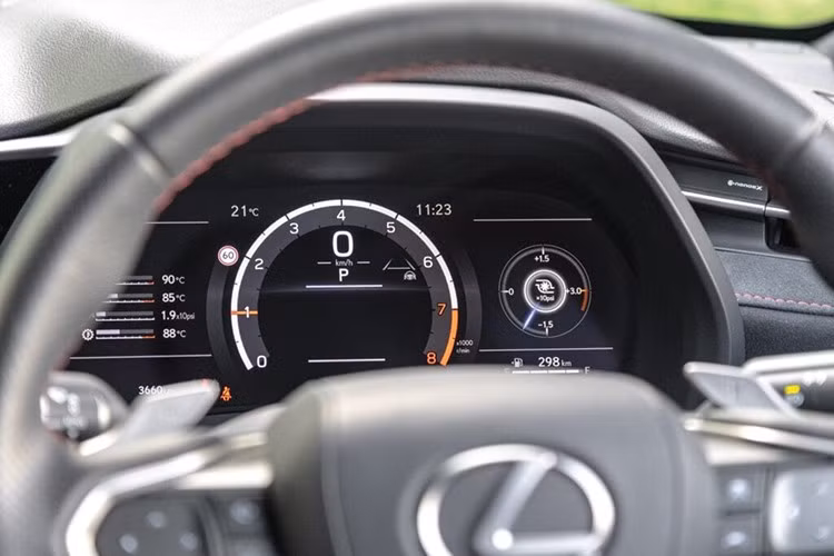 Dù mang hình dáng SUV, LBX Morizo RR vẫn có không gian hàng ghế sau khá hạn chế, phù hợp hơn với hai người lớn phía trước và hai trẻ em phía sau. Bù lại, ghế trước chỉnh điện mang lại khả năng nâng đỡ tốt và mức tiện nghi vượt trội so với ghế chỉnh tay trên nhiều mẫu xe hiệu suất cao khác.