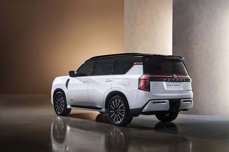 Ngôn ngữ thiết kế Dynamic Shield mới nhất của Mitsubishi tiếp tục được áp dụng, nổi bật với cụm đèn LED định vị dạng chữ T đặc trưng và phần đầu xe mang dáng vẻ mạnh mẽ hơn. Kích thước tổng thể được cho là sẽ lớn hơn thế hệ tiền nhiệm, giúp tăng sự hiện diện trên đường và củng cố hình ảnh một mẫu SUV đầu bảng thực thụ, phù hợp cả nhu cầu di chuyển đô thị lẫn off-road.