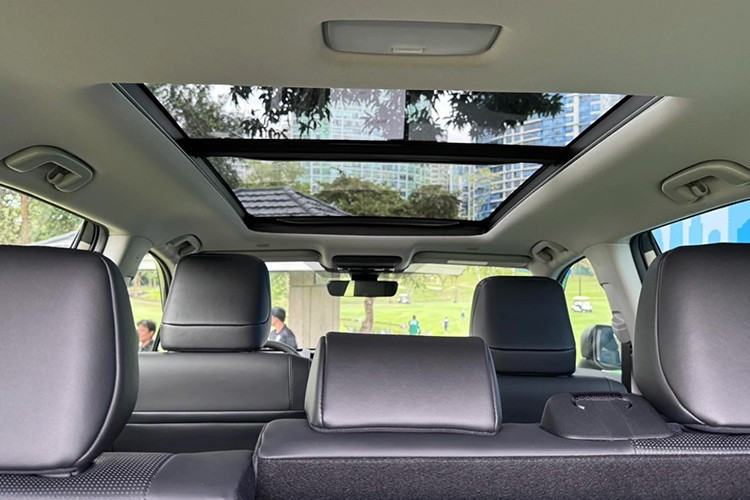 Toyota chưa công bố thông số kỹ thuật chính thức tại Philippines, tuy nhiên tại các thị trường khác, RAV4 thế hệ mới sử dụng hệ truyền động hybrid gồm động cơ xăng 2.5L kết hợp cùng bộ pin 1,09 kWh và hai mô-tơ điện, cho tổng công suất khoảng 236 mã lực.