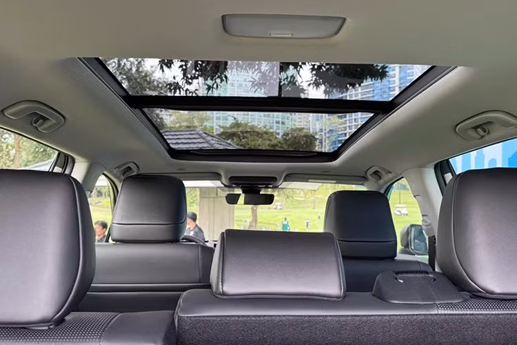 Toyota chưa công bố thông số kỹ thuật chính thức tại Philippines, tuy nhiên tại các thị trường khác, RAV4 thế hệ mới sử dụng hệ truyền động hybrid gồm động cơ xăng 2.5L kết hợp cùng bộ pin 1,09 kWh và hai mô-tơ điện, cho tổng công suất khoảng 236 mã lực.