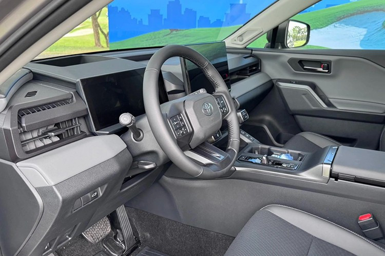 Nội thất mẫu xe SUV Toyota RAV4 2026 hoàn toàn mới còn được trang bị hệ thống âm thanh JBL, cửa sổ trời và màn che khoang hành lý tiêu chuẩn. Xe vẫn giữ cấu hình 5 chỗ, không có hàng ghế thứ ba.