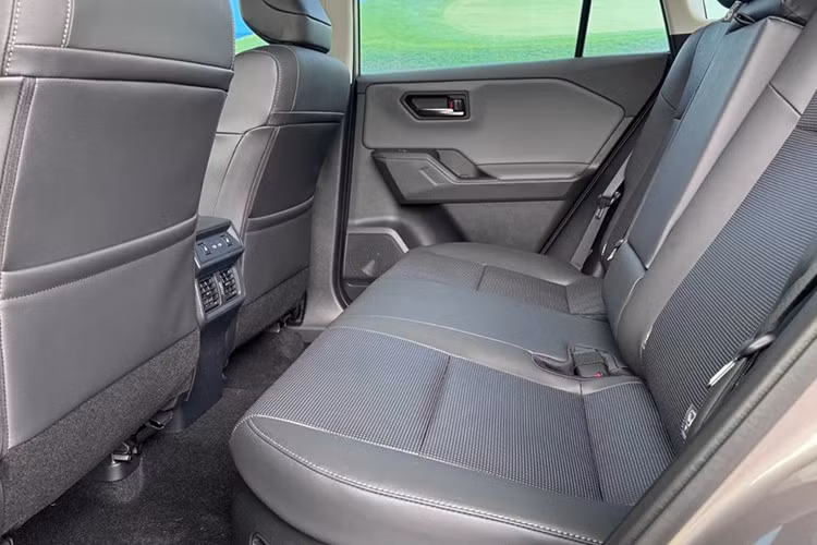 Dự kiến, Toyota sẽ chính thức ra mắt RAV4 mới trong nửa đầu năm 2026, nhiều khả năng tại Triển lãm Ô tô Quốc tế Philippines (PIMS). Hiện tại, hãng chưa công bố giá bán và các phiên bản phân phối tại thị trường nội địa.