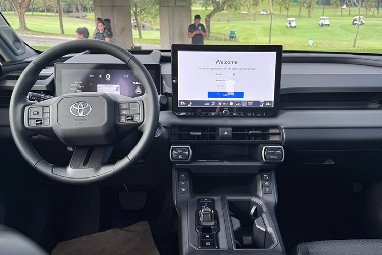 Khoang cabin của RAV4 hoàn toàn mới được thiết kế theo hướng tinh gọn và tiện nghi. Chất liệu trong xe kết hợp giữa nhựa cứng, vải và da, phối màu tối trang nhã. Vô-lăng và cặp màn hình lớn trên bảng táp-lô là điểm nhấn đáng chú ý, thể hiện rõ bước chuyển mình về công nghệ.