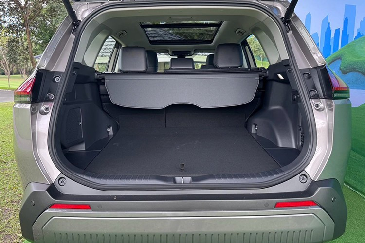 Tại thị trường Nhật Bản, Toyota RAV4 có giá bán khởi điểm từ khoảng 4,5 triệu yên cho bản Adventure (tương đương khoảng 763 triệu đồng). Phiên bản Z có giá từ khoảng 4,9 triệu yên, tương đương khoảng 828 triệu đồng.